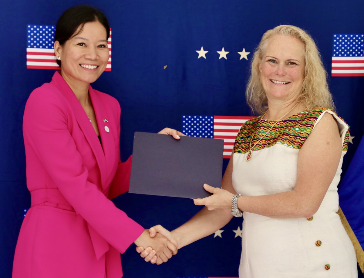 USEmbassySV's tweet photo. La Encargada de Negocios, Naomi Fellows, entregó sus becas a siete profesionales salvadoreños que representarán al país en Estados Unidos como becarios de los programas Fulbright y Hubert H. Humphrey. 🇺🇸🇸🇻
 
Les deseamos mucho éxito en esta nueva etapa de formación académica y desarrollo profesional, donde seguirán fortaleciendo el intercambio de conocimientos y el liderazgo que une a nuestras naciones.