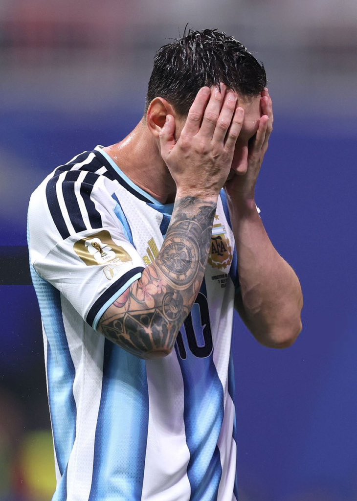 football_li5's tweet photo. 🚨🚨🚨🚨 عاجل:

ليونيل ميسي ثاني أسوأ لاعب تقييمًا من الأرجنتين في الشوط الأول (6.5) ❌😱 https://t.co/YHaQrzNkB2