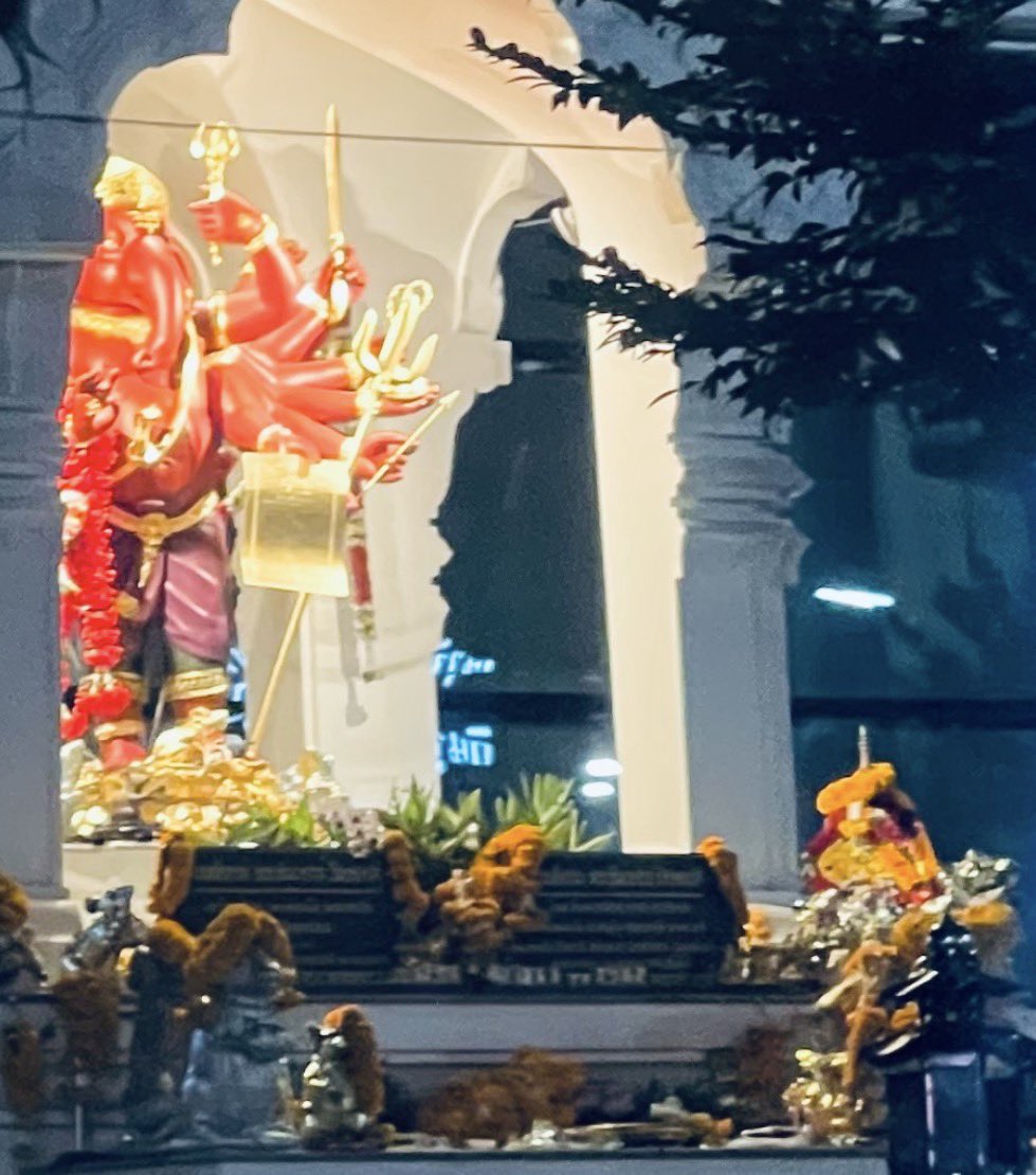 omganesh88999v2's tweet photo. ‘โอม ศรี คเณศายะ นะมะฮา’
ปาปาแอบถ่ายพระพิฆเนศตอนรถติดค่ะ555

พิกัด| หน้าตึกเดอะไรซ์สะพานควาย https://t.co/GKIVNfKIgZ