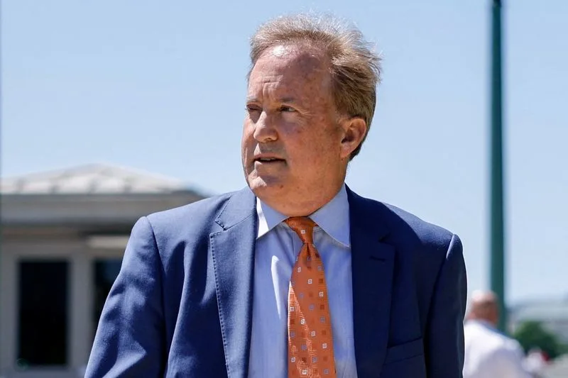 politvidchannel's tweet photo. BREAKING: Family Values Republican Ken Paxton spotted with alleged mistress in London https://t.co/Nwy6deLpu5