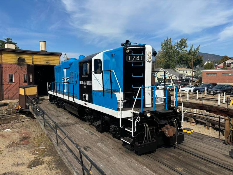 Zhvowa's tweet photo. boston &amp; maine GP9 for nautilus! 🔵🚂 https://t.co/apqO6WMhC0
