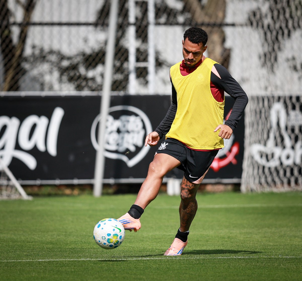 Corinthians's tweet photo. Terça-feira de preparação no CT Dr. Joaquim Grava! 💪🏽

O elenco alvinegro segue trabalhando forte de olho na sequência da temporada! ⚽

📸 Rodrigo Gazzanel / Corinthians

#VaiCorinthians https://t.co/5EVSknINfM
