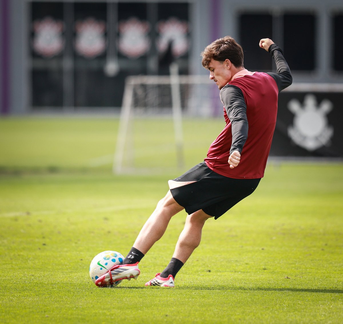 Corinthians's tweet photo. Terça-feira de preparação no CT Dr. Joaquim Grava! 💪🏽

O elenco alvinegro segue trabalhando forte de olho na sequência da temporada! ⚽

📸 Rodrigo Gazzanel / Corinthians

#VaiCorinthians https://t.co/5EVSknINfM
