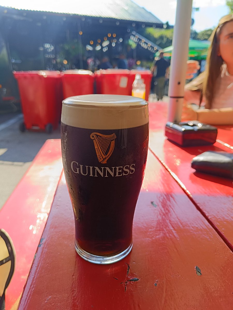 gumpy77's tweet photo. #creamypints #splittheG #birthdaydrinks https://t.co/BohG6gZHiN
