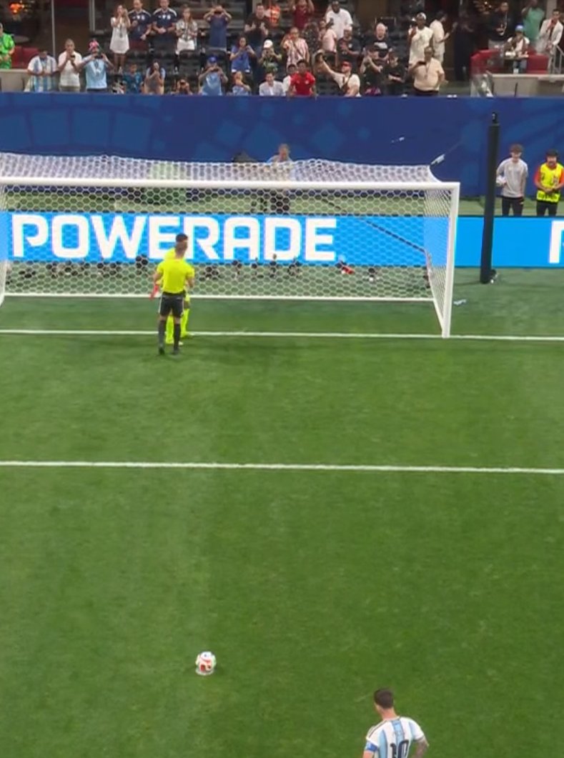 MadridSports_'s tweet photo. ¿Falló Messi el penalti porque Speed le estaba intentando distraer detrás de la portería?

Sería de coña absoluta 🤣🤣
https://t.co/h3y3iGDU6Z https://t.co/emGR0dS2L3