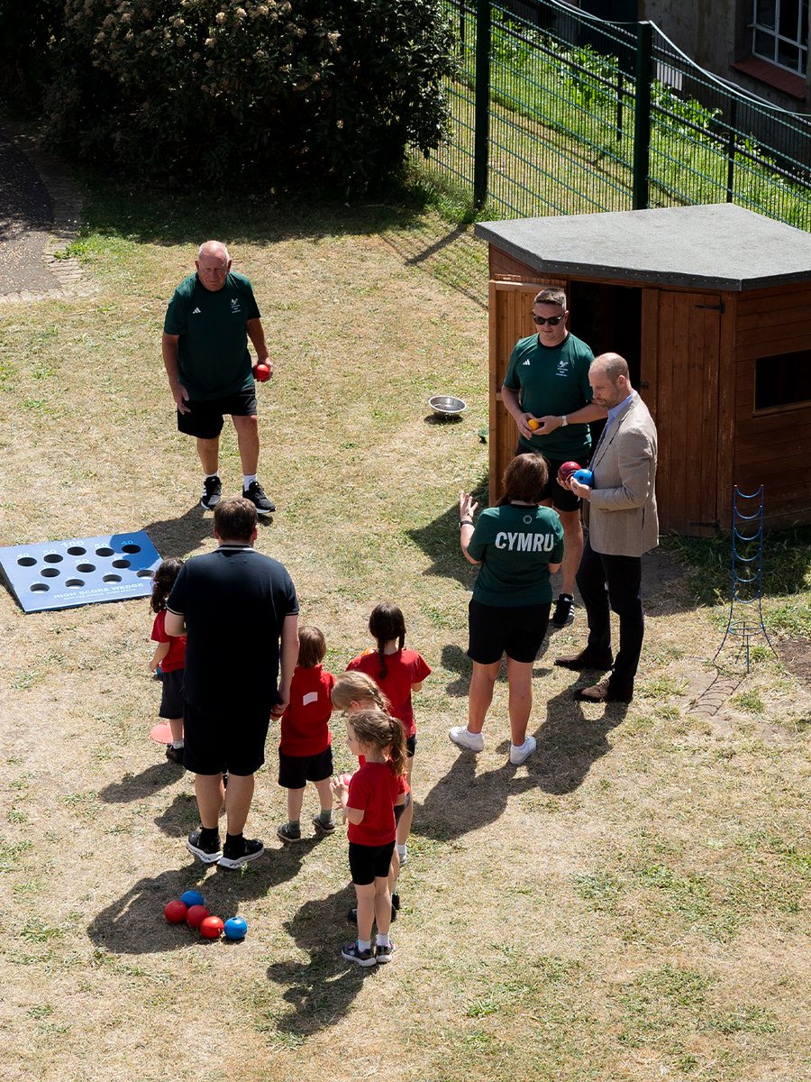 KensingtonRoyal's tweet photo. Prynhawn bendigedig yn Ysgol Gymraeg Llundain, ysgol ddwyieithog Cymraeg-Saesneg, lle mae disgyblion yn helpu i sicrhau bod y Gymraeg a diwylliant Cymru yn parhau i ffynnu yn Llundain.

Ymuno â’r plant i anfon eu dymuniadau gorau at Dîm Cymru cyn Gemau’r Gymanwlad yn Glasgow, a chwrdd ag athletwyr wrth iddynt baratoi i gynrychioli Cymru ar y llwyfan rhyngwladol.

Pob lwc i bawb sy’n cystadlu!