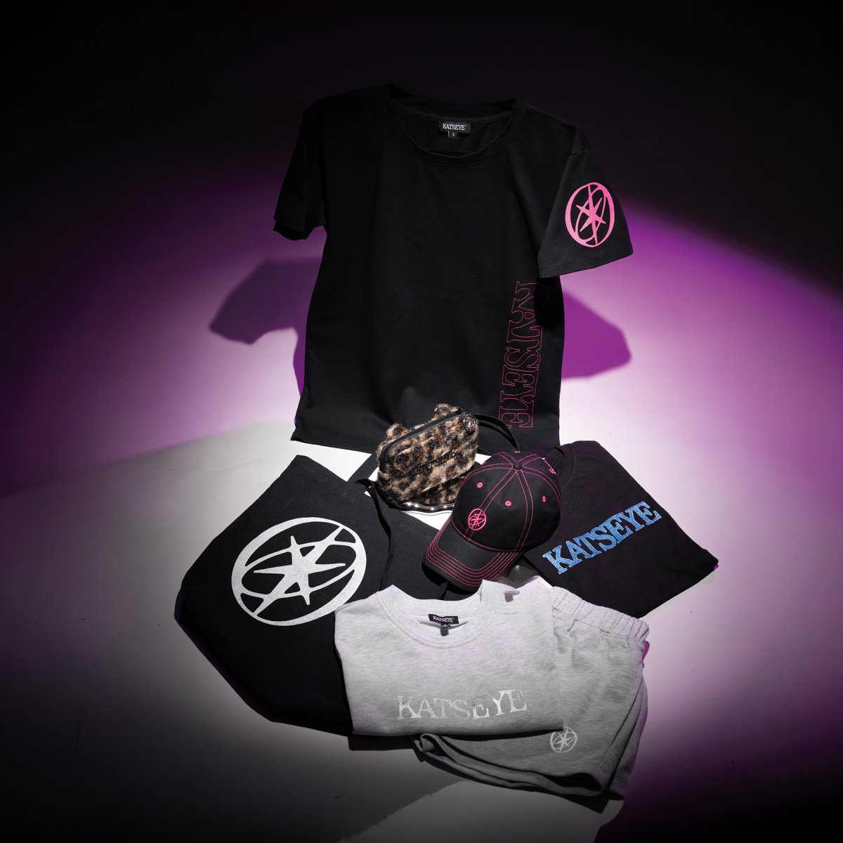 KATSEYEBRASIL's tweet photo. A coleção KATSEYE Essentials Merch está disponível para pré-venda. https://t.co/ey3ZCiyaaI