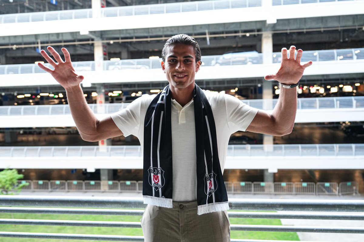 Besiktas's tweet photo. Kulübü ve kendisiyle prensip anlaşmasına vardığımız profesyonel futbolcu Doğan Alemdar, sağlık kontrolleri ve transfer sürecinin tamamlanması için bu akşam İstanbul’a geldi.

Doğan Alemdar’ı İstanbul Havalimanı’nda, Futbol Altyapıdan Sorumlu Yönetim Kurulu Üyemiz Toygun Batallı karşıladı.