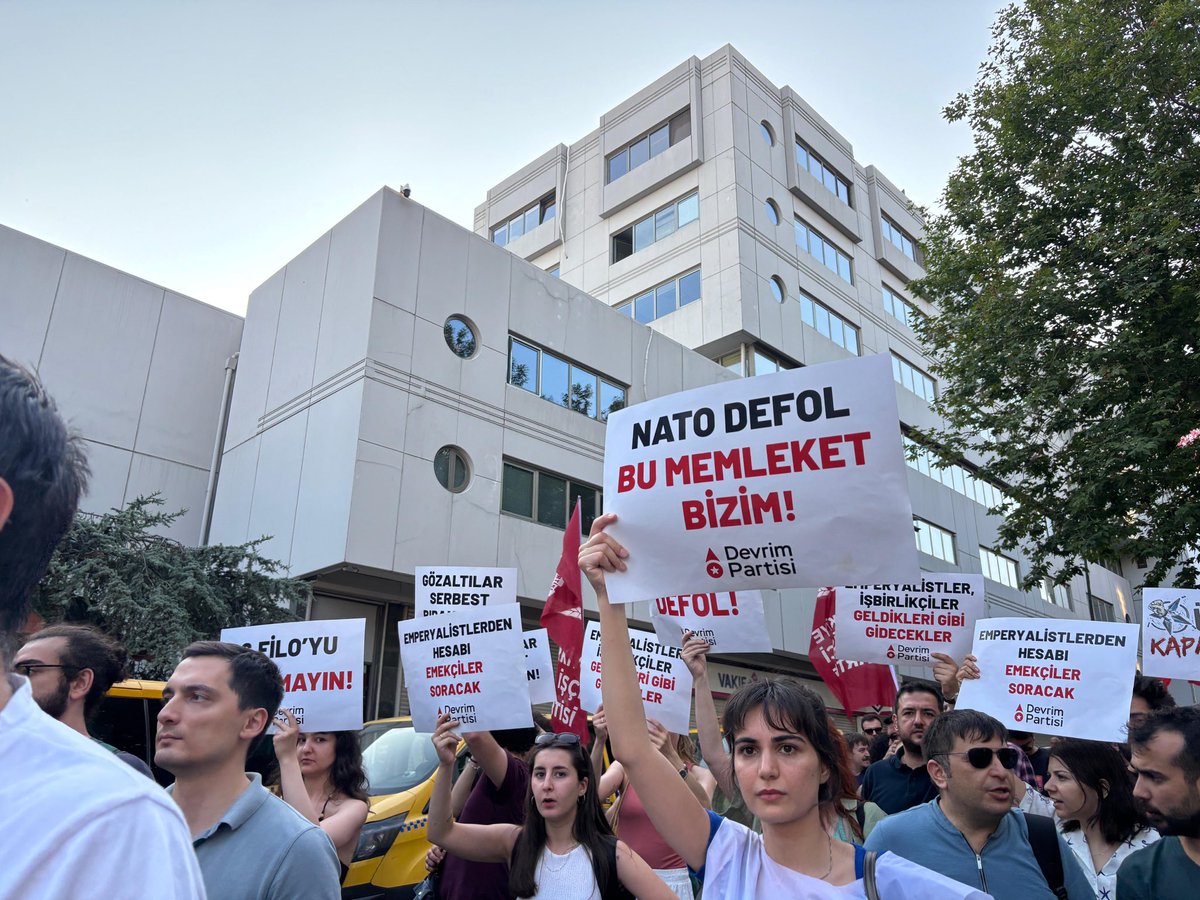 Devrimistanbul_'s tweet photo. Ankara’daki gözaltılara ve NATO’ya karşı AKM’den Dolmabahçe’ye yürüyoruz.

Yurtseverler derhal serbest bırakılsın! https://t.co/E1f3OYYC9F