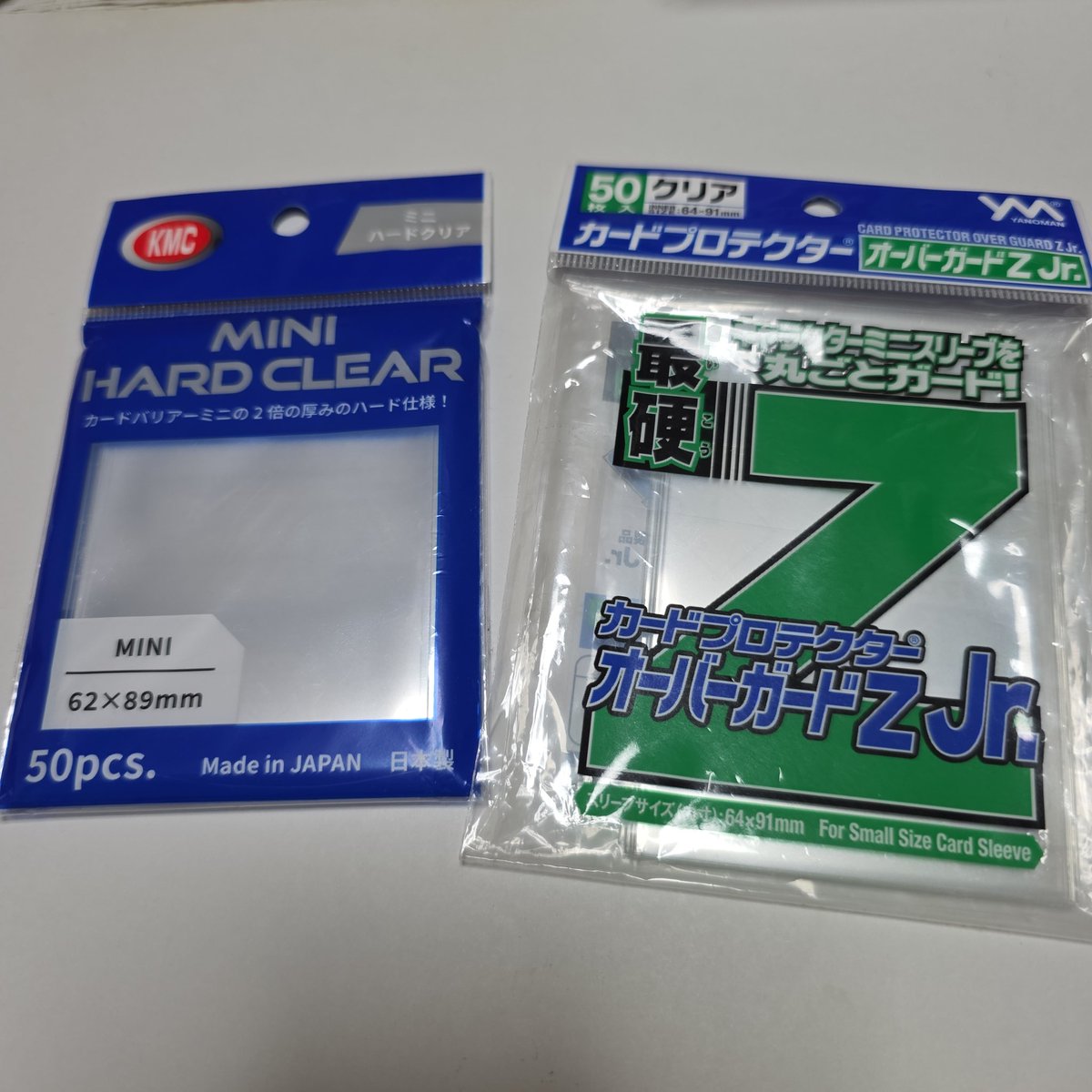 elandcs's tweet photo. よしもとコレカ、二重スリーブにおすすめ
1枚目
KMC ミニハードクリア（62×89）
2枚目
やのまん カードプロテクター オーバーガードZ Jr.（64×91）
1枚目をカードの上から、2枚目を下から、と互い違いに入れるとホコリが入りにくい。どちらも厚みがあり丈夫。そのままB8硬質カードケースにも入ります。 https://t.co/NicXjvA0ao