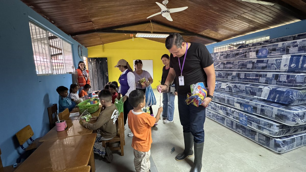 EducacionZ7_Ec's tweet photo. [ZAMORA] Continúa la asistencia humanitaria en el albergue de la Unidad Educativa Daniel Martínez Ordóñez.
🫂 Profesionales DECE brindan contención emocional a niños, adolescentes y familias. Además, coordinamos la entrega de raciones alimenticias para los damnificados. 🤝 https://t.co/t5aS0YuFWq