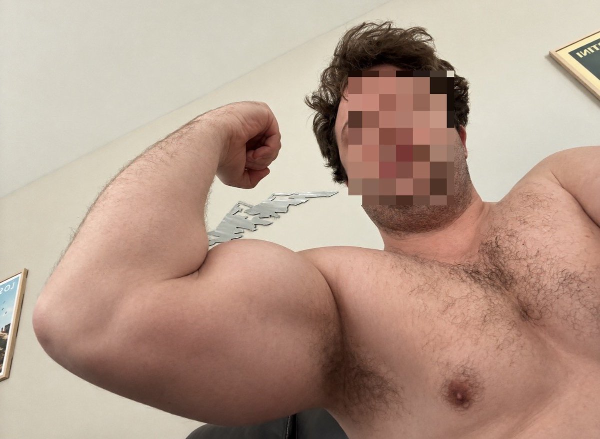hulk2003fan's tweet photo. From down there you’re getting the perfect view of my  massive, swelling bicep. Its getting bigger and bigger with every pump. This bicep is already bigger than your head and it’s still growing… and you? You’re just tiny, weak, and completely inferior. #bicepgrowth #gymaddict https://t.co/6XBUmLZtyu