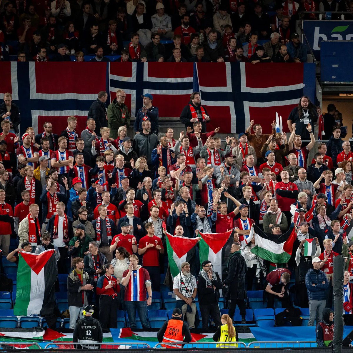 fuckthemorra's tweet photo. Ahora le voy a Noruega no sólo porque sacaron a israhell del mundial también hicieron esto durante el partido https://t.co/xHMdYDg3hv