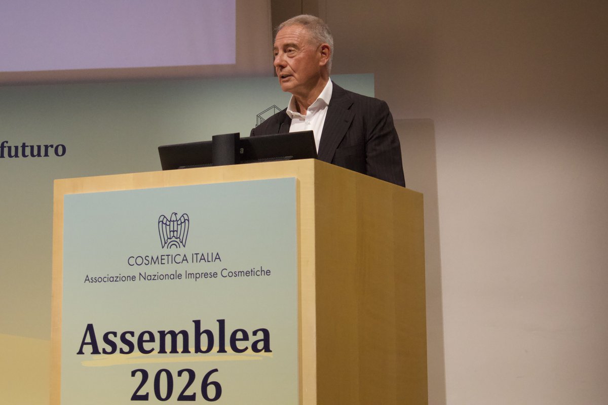 adolfo_urso's tweet photo. La #cosmetica è una filiera strategica del #MadeinItaly e rappresenta pienamente il modello di sviluppo che stiamo costruendo: qualità, innovazione, ricerca, manifattura d’eccellenza e valorizzazione del capitale umano. Un modello che punta a rafforzare la competitività delle imprese, accompagnandole verso una crescita sempre più sostenibile sotto il profilo ambientale, sociale ed economico. Accanto alle altre grandi vocazioni produttive del nostro Paese, il comparto si conferma tra i più attrattivi per gli investimenti esteri grazie a una filiera integrata, poli produttivi specializzati e un ecosistema competitivo a livello internazionale.
I numeri confermano questa solidità. Nel 2025 la cosmetica ha raggiunto il record di 18 miliardi di euro di fatturato, contribuendo in modo significativo alla crescita della manifattura e del PIL nazionale. La filiera estesa vale 49 miliardi di euro, genera 31,5 miliardi di valore aggiunto e dà lavoro a oltre 500 mila persone, di cui 105 mila direttamente impiegate nel comparto. È il risultato di un sistema moderno che integra produzione, ricerca, distribuzione, packaging, macchinari, servizi e competenze altamente specializzate.
Per sostenere questa crescita, il Governo ha messo in campo strumenti concreti a favore degli investimenti, dell’innovazione e della competitività. Con la prima Legge sulle #PMI abbiamo stanziato 100 milioni di euro per i mini contratti di sviluppo, includendo anche il comparto della cosmetica. Da oggi è inoltre operativo il credito d’imposta per le attività di design e ideazione estetica, con una dotazione di 60 milioni di euro per il 2026.
Prosegue con risultati significativi anche Transizione 5.0: oltre 7.000 prenotazioni già presentate, per più di 2,4 miliardi di euro di investimenti, nell’ambito di un piano da quasi 10 miliardi destinato a sostenere innovazione digitale, efficienza energetica e tecnologie avanzate.
Abbiamo infine rilanciato le reti d’impresa, reintroducendo la detassazione degli utili reinvestiti in programmi comuni di sviluppo e innovazione, per rafforzare la competitività delle imprese e delle filiere strategiche del Made in Italy.
È quanto ho dichiarato all’Assemblea di Cosmetica Italia.