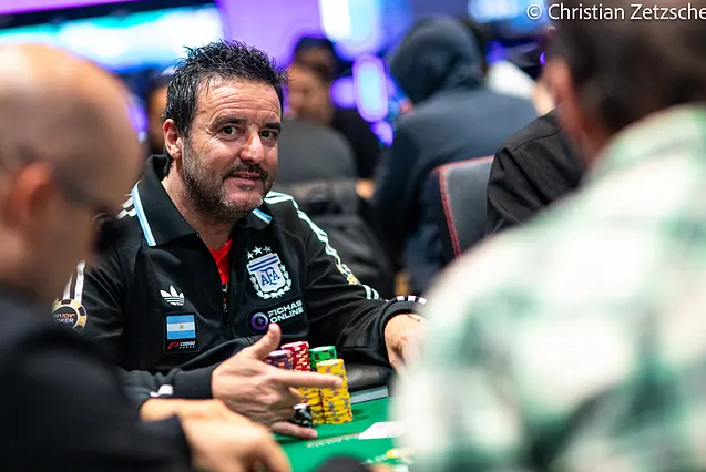 PokerRed_LAT's tweet photo. #MainEvent2026 🇺🇸

Unos 1.260 jugadores sobrevivieron el Día 2ABC y el líder general fue Gaspar Fernández 🇦🇷 con 754K. Unos 3⃣5⃣ latinos lograron avanzar al Día 3⃣. 

Resumen del Día 2ABC 👇
https://t.co/VKHbSwSmUN https://t.co/QhfCveUnG7