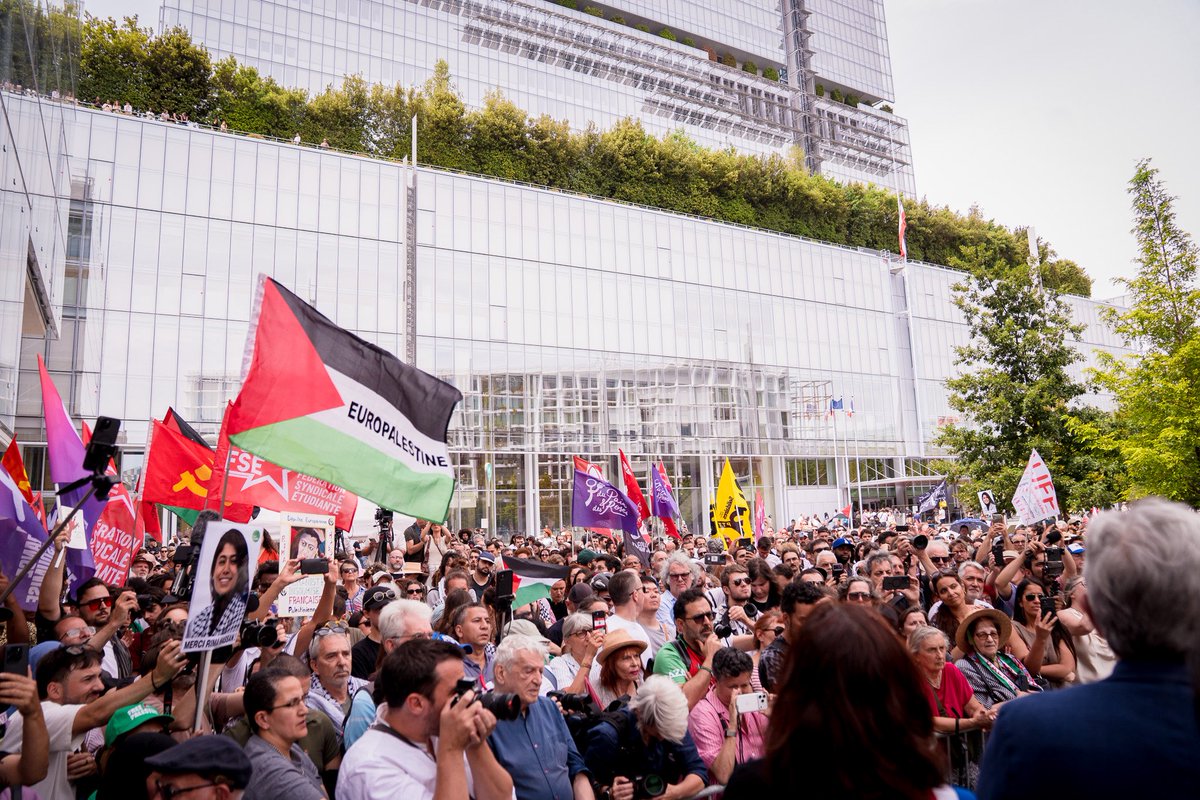 Clemence_Guette's tweet photo. Les soutiens de Netanyahou veulent faire taire Rima Hassan.

Il n'y arriveront pas. Ni leurs intimidations judiciaires ni les menaces ne nous feront plier.

Vive la lutte du peuple palestinien. 🇵🇸🇫🇷 https://t.co/Rz5GQrCcW4