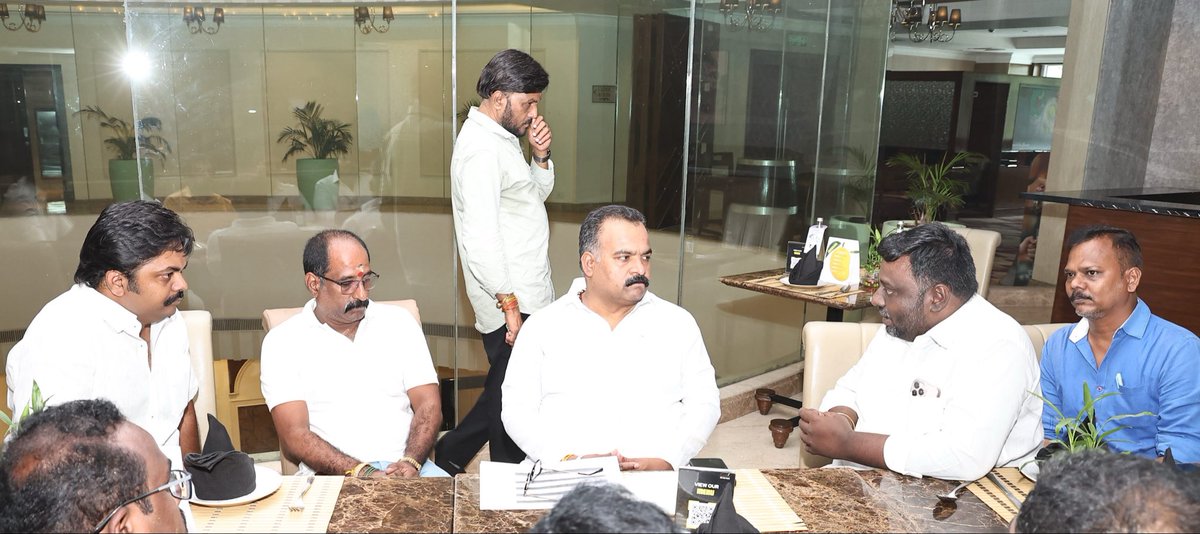 Rajasakthim's tweet photo. தமிழ்நாடு காங்கிரஸ் கமிட்டித் தலைவர் திரு @manickamtagore , எம்.பி. அவர்களுடன் பயனுள்ள ஆலோசனை நடைபெற்றது.

தமிழகம் முழுவதும் காங்கிரஸின் சிந்தனைகள், செயல்பாடுகள் மற்றும் மக்களின் குரலை சமூக ஊடகங்கள் வழியாக இன்னும் வேகமாகவும், வலிமையாகவும் கொண்டு சேர்க்கும் அடுத்தகட்ட செயல்திட்டங்கள் குறித்து விரிவாக விவாதிக்கப்பட்டது.

@K_T_L @SALAMMASS1 

#Congress #TNCC #DigitalCongress #SocialMedia