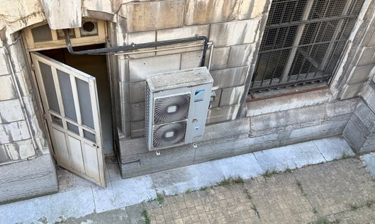 JCQDSE's tweet photo. Donc voici un nouveau petit jeu de l'été : 

Repérer les institutions, médias etc., qui ont des blocs de clim en façade et ne respectent pas les règles imposées aux particuliers par M. Grégoire. 

A tout seigneur tout honneur : l'Hôtel de ville de Paris. https://t.co/QhjZmWeKbv