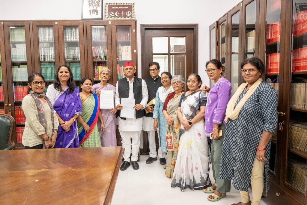 samajwadiparty's tweet photo. समाजवादी पार्टी, उत्तर प्रदेश
19, विक्रमादित्य मार्ग, लखनऊ
प्रकाशन/प्रसारण हेतु-    
दिनांकः 06.07.2026
    समाजवादी पार्टी के राष्ट्रीय अध्यक्ष एवं पूर्व मुख्यमंत्री श्री अखिलेश यादव से आज पार्टी के राज्य मुख्यालय, लखनऊ में महिला संगठनों, नेटवर्कों एवं नागरिक समाज से जुड़े प्रतिनिधिमंडल ने भेंट की। प्रतिनिधिमंडल ने संविधान (106वां संशोधन) अधिनियम, 2023 के अंतर्गत महिला आरक्षण के तत्काल प्रभाव से क्रियान्वयन तथा इसे जनगणना एवं परिसीमन से अलग करने के संबंध में अपना ज्ञापन श्री अखिलेश यादव को सौंपा।
    प्रतिनिधिमंडल ने अपनी बात रखते हुए कहा कि महिला आरक्षण महिलाओं के संवैधानिक अधिकारों एवं राजनीतिक भागीदारी से जुड़ा विषय है, इसलिए इसे जनगणना एवं परिसीमन जैसी प्रक्रियाओं से जोड़कर इसके क्रियान्वयन में विलंब करना उचित नहीं है। उन्होंने आग्रह किया कि संसद के आगामी मानसून सत्र में संविधान (106वां संशोधन) अधिनियम में आवश्यक संशोधन कर महिला आरक्षण को तत्काल लागू कराया जाए।
    प्रतिनिधिमंडल ने श्री अखिलेश यादव से अनुरोध किया कि समाजवादी पार्टी संसद के भीतर एवं बाहर इस मांग का समर्थन करे तथा केंद्र सरकार पर महिला आरक्षण को जनगणना एवं परिसीमन से अलग कर लागू करने के लिए दबाव बनाए। प्रतिनिधिमंडल ने यह भी कहा कि वर्तमान में राज्य विधानसभाओं में महिलाओं का प्रतिनिधित्व अत्यंत कम है, इसलिए महिलाओं को राजनीतिक भागीदारी का अधिकार बिना किसी और विलंब के मिलना चाहिए।
    श्री अखिलेश यादव ने प्रतिनिधिमंडल की मांगों का समर्थन करते हुए कहा कि समाजवादी पार्टी सदैव महिलाओं को राजनीतिक, सामाजिक एवं आर्थिक रूप से सशक्त बनाने की पक्षधर रही है। उन्होंने कहा कि महिला आरक्षण का शीघ्र क्रियान्वयन होना चाहिए तथा यह केवल लोकसभा तक सीमित न रहकर विधान परिषद और राज्यसभा में भी लागू किया जाना चाहिए, जिससे महिलाओं को सभी विधायी संस्थाओं में समान एवं प्रभावी प्रतिनिधित्व मिल सके।
    प्रतिनिधिमंडल में श्रीमती रूपरेखा वर्मा, श्रीमती मधु गुप्ता, श्रीमती वंदना मिश्रा, श्रीमती सरोजिनी बिष्ट, श्रीमती मीना सिंह, श्रीमती कान्ति मिश्रा, श्रीमती वंदना राय, श्रीमती नाईश हसन एवं श्रीमती रीता चौधरी शामिल रहीं।            
                (श्याम लाल पाल)
                    प्रदेश अध्यक्ष