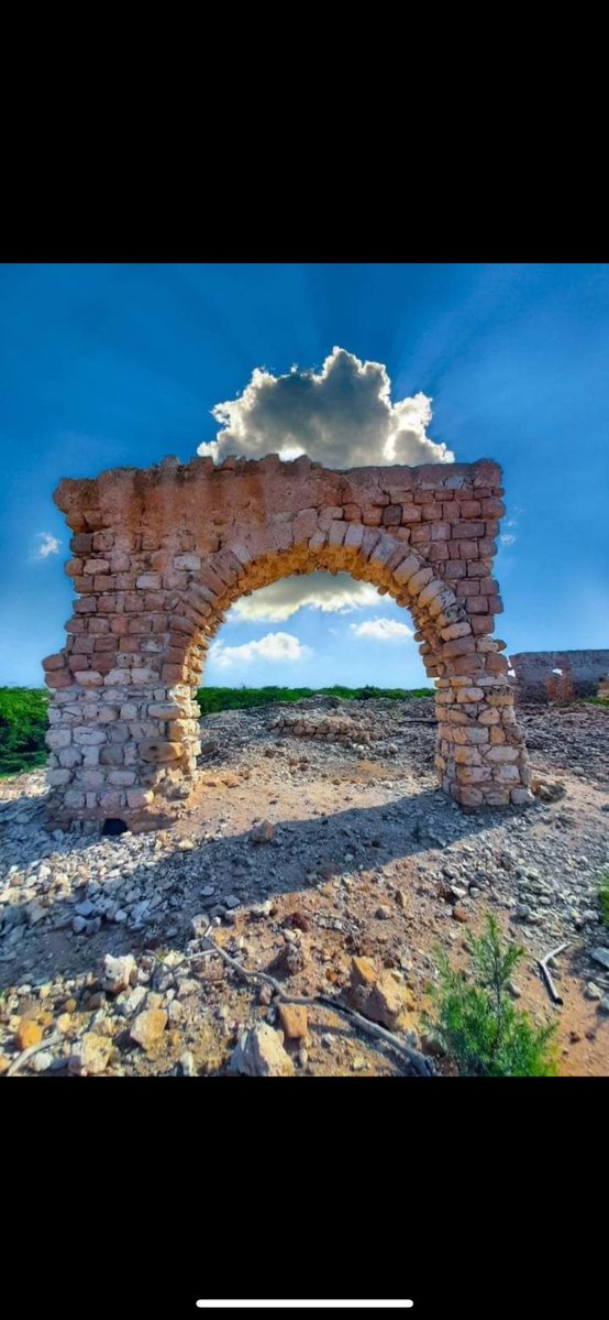 BeastCrypto72's tweet photo. @BallerLeagftsy @SomalisVoices This is also bulahar town under fire , more history being destroyed and looted https://t.co/XjF8cpgaP6