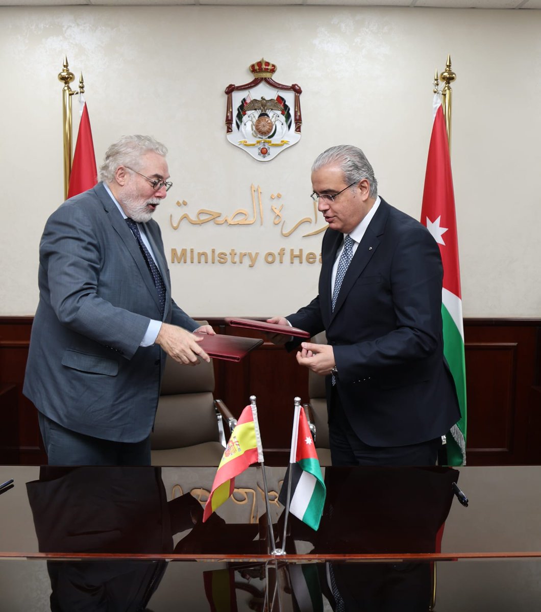 EmbEspJordania's tweet photo. 🇯🇴🤝🇪🇸 lanzan el proyecto "Ri’aya II" con una subvención de 5,5M€ de la @AECID
El Mtro de Salud de 🇯🇴y el Embajador de 🇪🇸 firman esta iniciativa para fortalecer la atención primaria, impulsar la capacidad institucional y mejorar los servicios de salud en Zarqa. https://t.co/RrFfDFrZBu