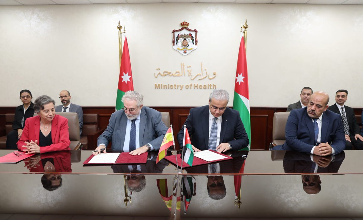 EmbEspJordania's tweet photo. 🇯🇴🤝🇪🇸 lanzan el proyecto "Ri’aya II" con una subvención de 5,5M€ de la @AECID
El Mtro de Salud de 🇯🇴y el Embajador de 🇪🇸 firman esta iniciativa para fortalecer la atención primaria, impulsar la capacidad institucional y mejorar los servicios de salud en Zarqa. https://t.co/RrFfDFrZBu