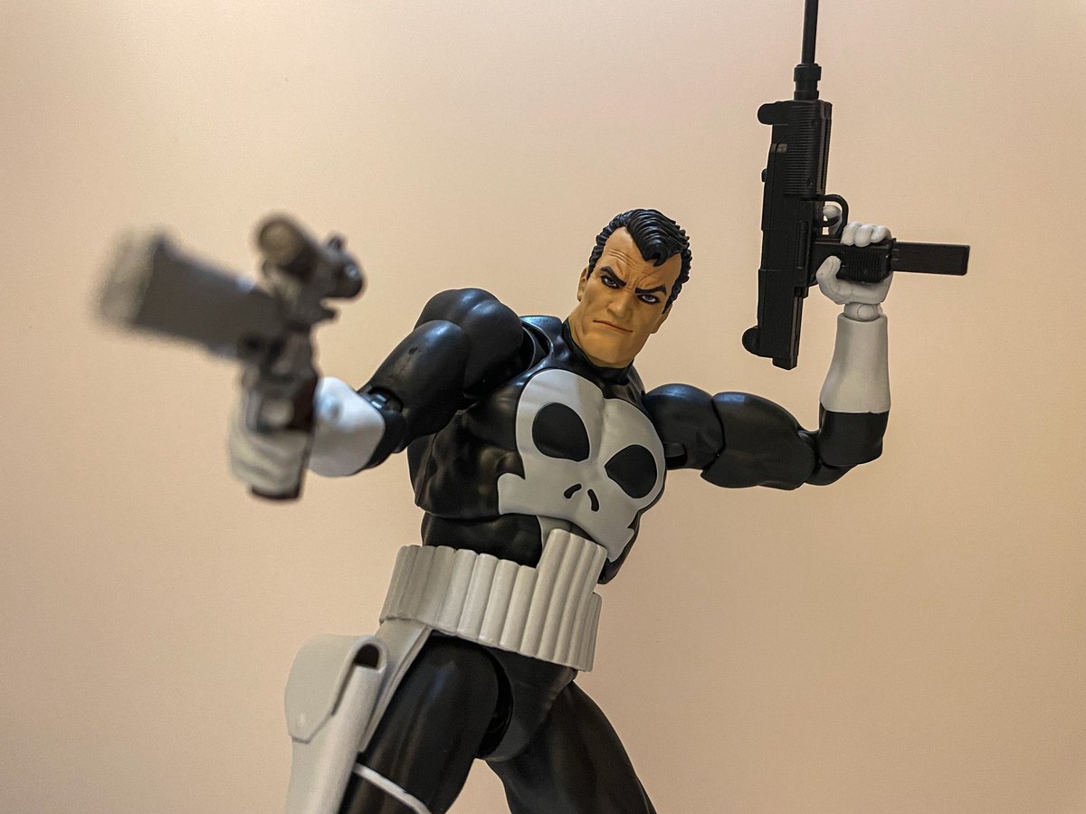 mori_sovan's tweet photo. MAFEXパニッシャーッ！！

分厚いパニおじがすげぇいい感じです。
銃火器モリモリだからポーズも決まる！

結構色んなマーベルヒーローと絡んでるから即席バディもいいね☺️ https://t.co/3AUYDvZQYE