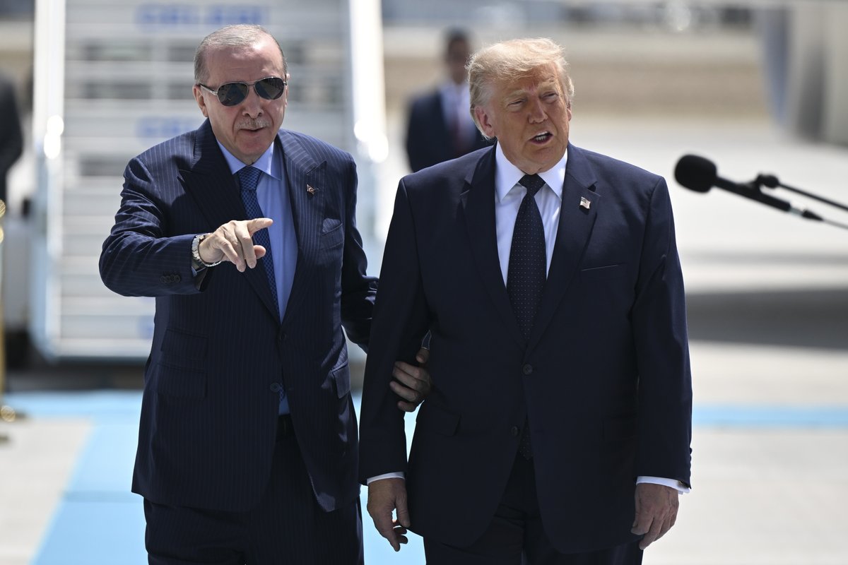 bosunatiklama's tweet photo. Fox News muhabiri: "Trump'a dokunulmasına alışık değilim. Yani başkana sarılıyor, başkan normalde bu kadar samimi, sevecen değil.

İlginç bir zirve bizi bekliyor çünkü Başkan, NATO liderlerine göre Erdoğan'a daha yakın." https://t.co/VqFimDZmvO