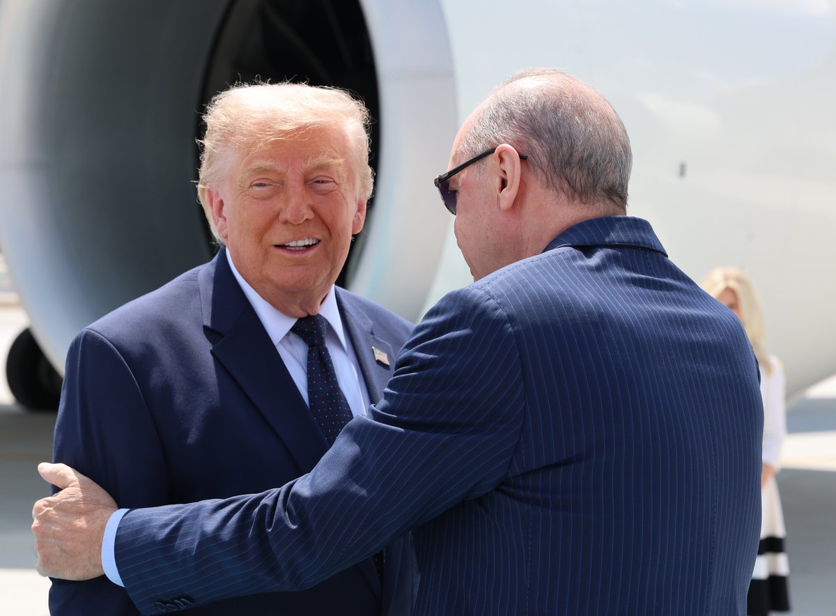 bosunatiklama's tweet photo. Fox News muhabiri: "Trump'a dokunulmasına alışık değilim. Yani başkana sarılıyor, başkan normalde bu kadar samimi, sevecen değil.

İlginç bir zirve bizi bekliyor çünkü Başkan, NATO liderlerine göre Erdoğan'a daha yakın." https://t.co/VqFimDZmvO