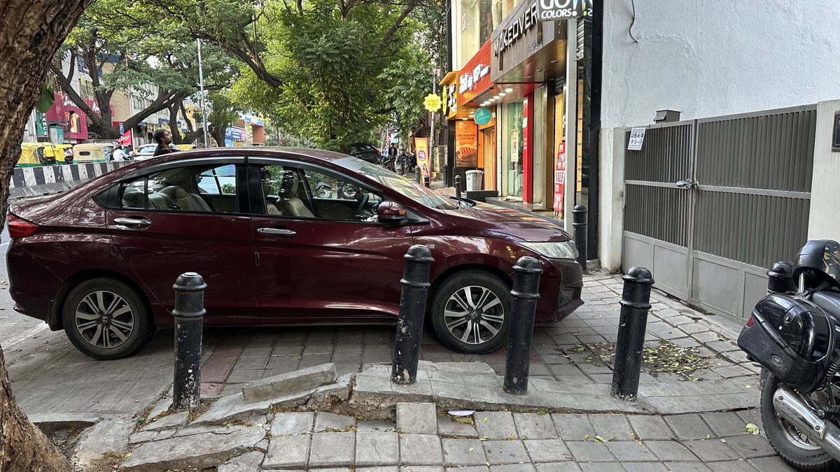 VoiceOfPedestri's tweet photo. Authorities please educate this car owner. @blrcitytraffic @vijayanagartrps https://t.co/qSu4mbcv9P