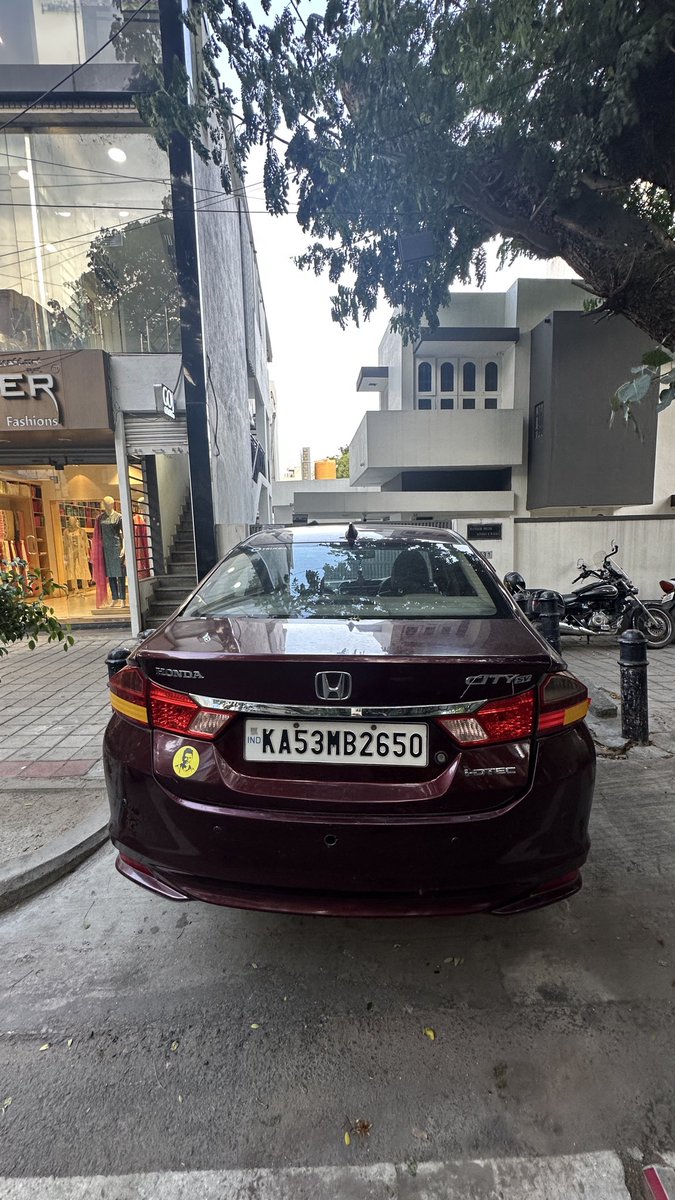 VoiceOfPedestri's tweet photo. Authorities please educate this car owner. @blrcitytraffic @vijayanagartrps https://t.co/qSu4mbcv9P