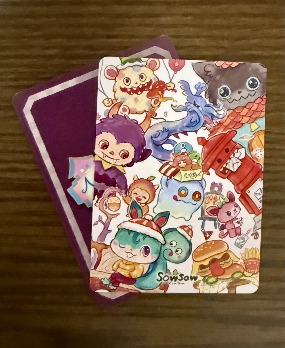 ta_3104's tweet photo. sowsow先生の限定オリカ。
キャラは可愛いとして…。

裏面の銀枠、シマシマじゃん！！😳
線自体も単純な真っ直ぐじゃないですね、面白い✨ 粋な計らい…！🙏 https://t.co/RbgXgr0fyX