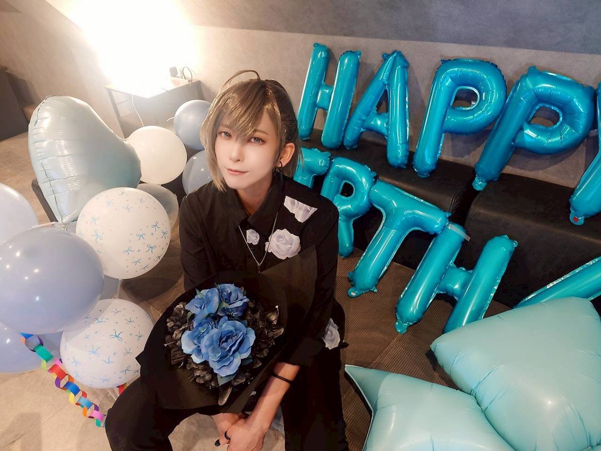 ps_2434's tweet photo. cos/🌈🕒️…🔫

誕生日に撮影してきました〜👏🐥❤️
風船はあったけど花束やらローストビーフやらなんやら急遽用意したの面白すぎました。レイヤーって感じ。笑

🎲大盛りさんと一緒にお祝い！🔫さんお誕生日おめでとうございます！
大盛りさんいつも本当にありがとう✨ https://t.co/k0ioQEJ2rb