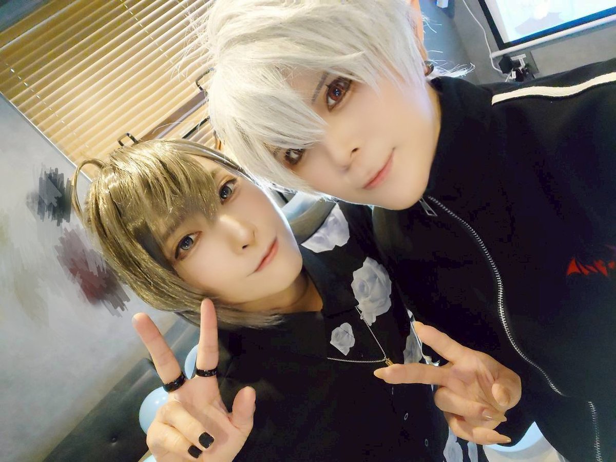 ps_2434's tweet photo. cos/🌈🕒️…🔫

誕生日に撮影してきました〜👏🐥❤️
風船はあったけど花束やらローストビーフやらなんやら急遽用意したの面白すぎました。レイヤーって感じ。笑

🎲大盛りさんと一緒にお祝い！🔫さんお誕生日おめでとうございます！
大盛りさんいつも本当にありがとう✨ https://t.co/k0ioQEJ2rb
