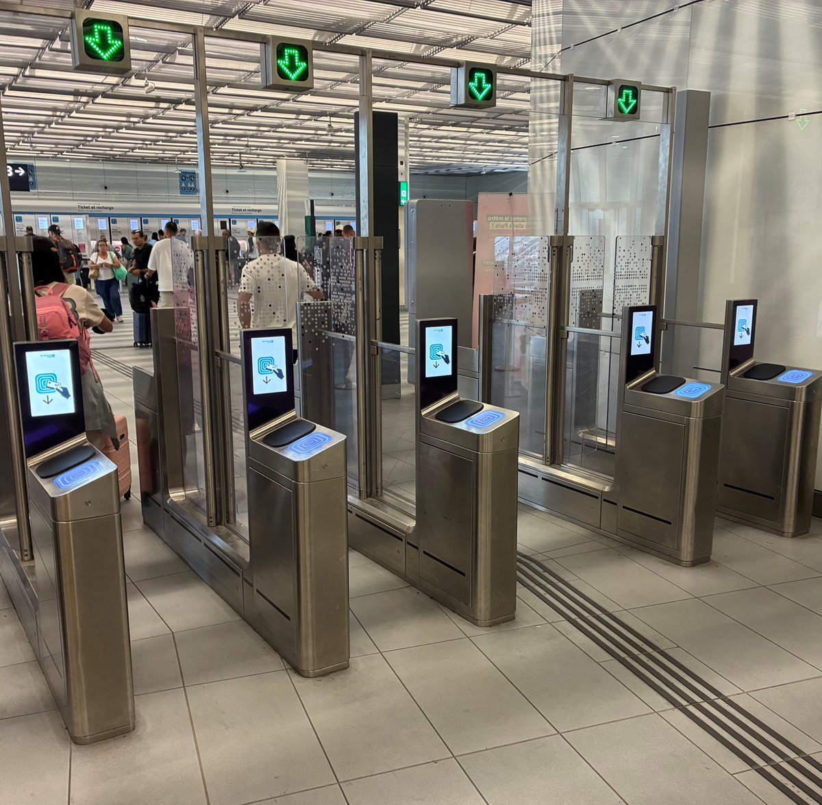 IDFmobilites's tweet photo. ✈️ Touristes : vous arrivez à l’aéroport d’Orly avec la @Ligne14_RATP sans le bon ticket ?
Désormais, réglez votre ticket Paris Région <> Aéroports directement par carte bancaire en sortie de station.
Cette solution est un service de dépannage, déjà dispo dans les #bus de #Paris et Petite Couronne ! Pour bénéficier du meilleur tarif, privilégiez l’app #IledeFranceMobilités et les passes #Navigo.
👉 https://t.co/BFWqvO8zml
