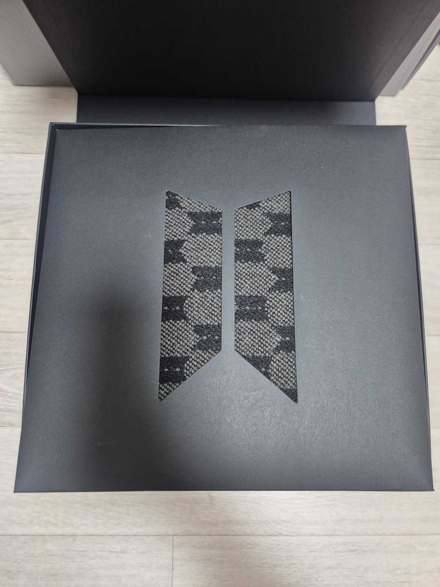 mixb_a's tweet photo. BTS Merch Box #1 Blanket 
full set 
90000won (including sf) 

방탄소년단 머치박스 1번 풀세트
판매합니다:)
인증및 상태 확인 가능해요
번개장터에서도 구매하실수 있어요

https://t.co/PiQKKKYI2B https://t.co/dyQIsWWNlV