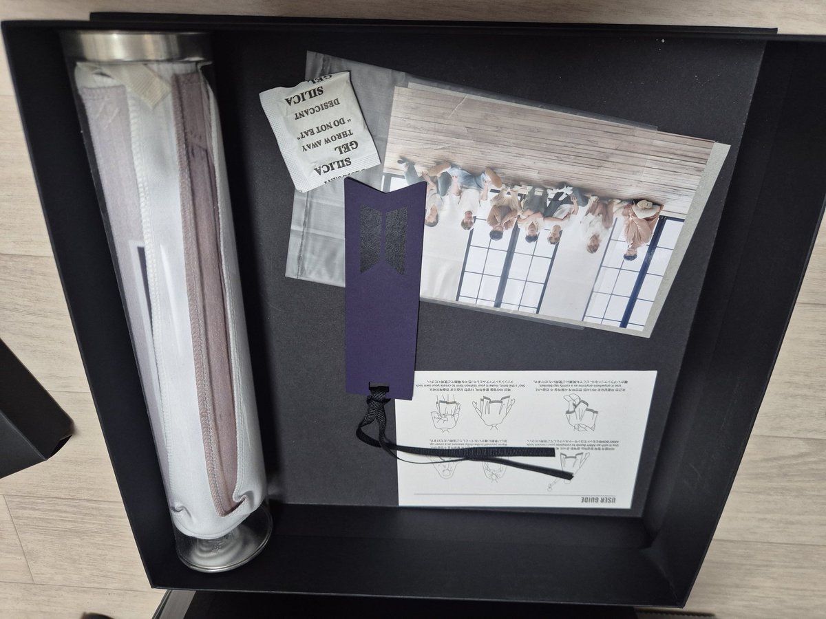 mixb_a's tweet photo. BTS Merch Box #1 Blanket 
full set 
90000won (including sf) 

방탄소년단 머치박스 1번 풀세트
판매합니다:)
인증및 상태 확인 가능해요
번개장터에서도 구매하실수 있어요

https://t.co/PiQKKKYI2B https://t.co/dyQIsWWNlV
