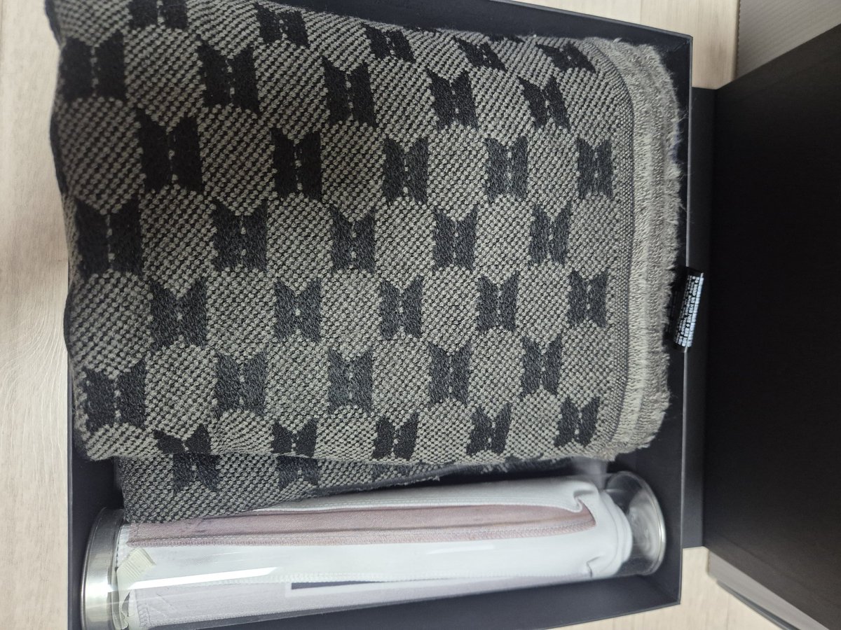 mixb_a's tweet photo. BTS Merch Box #1 Blanket 
full set 
90000won (including sf) 

방탄소년단 머치박스 1번 풀세트
판매합니다:)
인증및 상태 확인 가능해요
번개장터에서도 구매하실수 있어요

https://t.co/PiQKKKYI2B https://t.co/dyQIsWWNlV