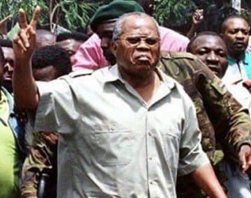 vanmutoka1's tweet photo. * Un jour, un journaliste demanda à Étienne Tshisekedi :

— « Monsieur Tshisekedi, à votre âge, pourquoi continuez-vous à marcher contre le pouvoir ? Ne craignez-vous pas qu’une balle perdue puisse mettre fin à votre vie ? »

Le vieil opposant répondit calmement :

— « Non, je ne crains rien. Ma vie est guidée par des principes. Je ne me bats pas pour moi-même, mais pour que mon peuple puisse un jour vivre libre, dans la justice et la dignité »

Cette réponse résumait l’engagement d’un homme qui avait fait de la lutte politique une question de conviction plutôt qu’une recherche de pouvoir