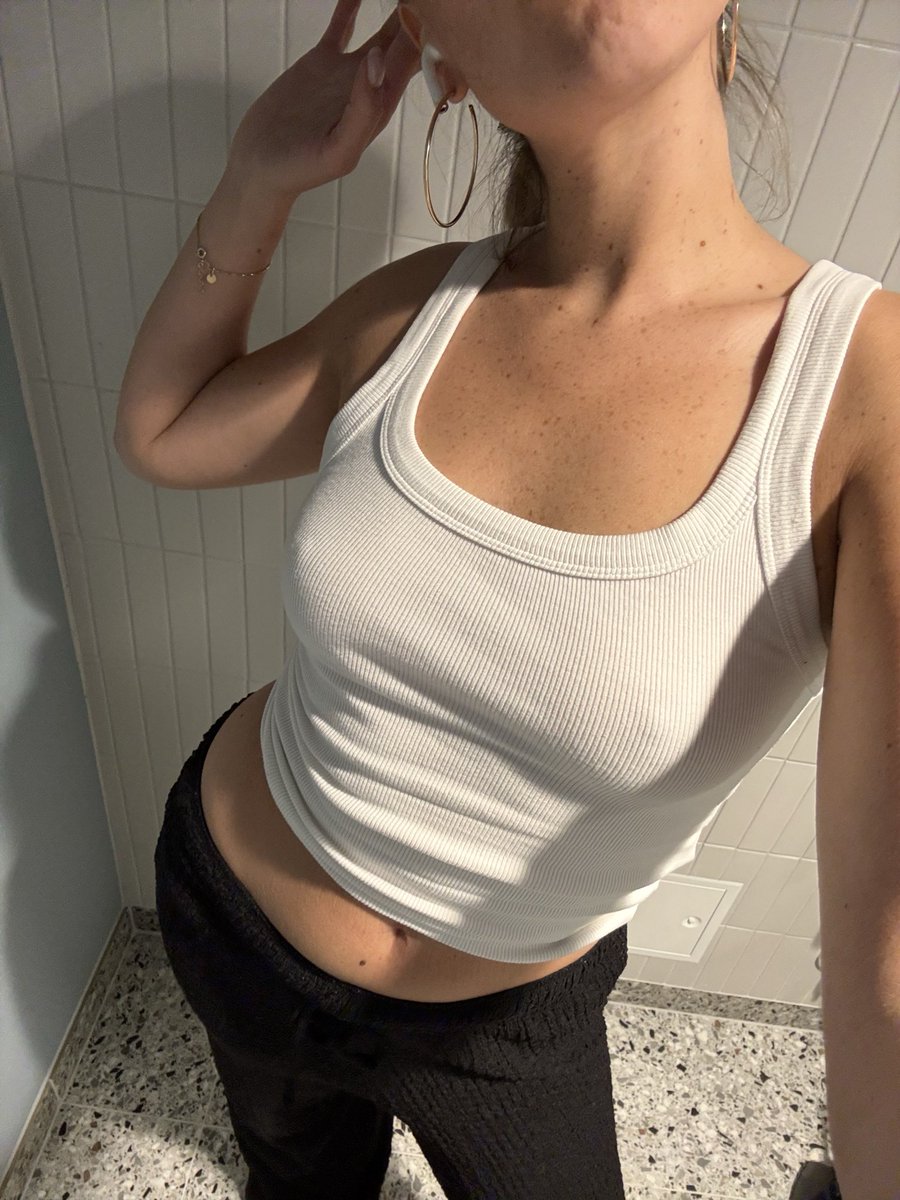 YourElenaM's tweet photo. Klar for kveldsvakt, noen tapere som vil underholde meg?👩🏽‍⚕️🫦#findomnorge #norge #paypig https://t.co/Q0VR3ZZSm4