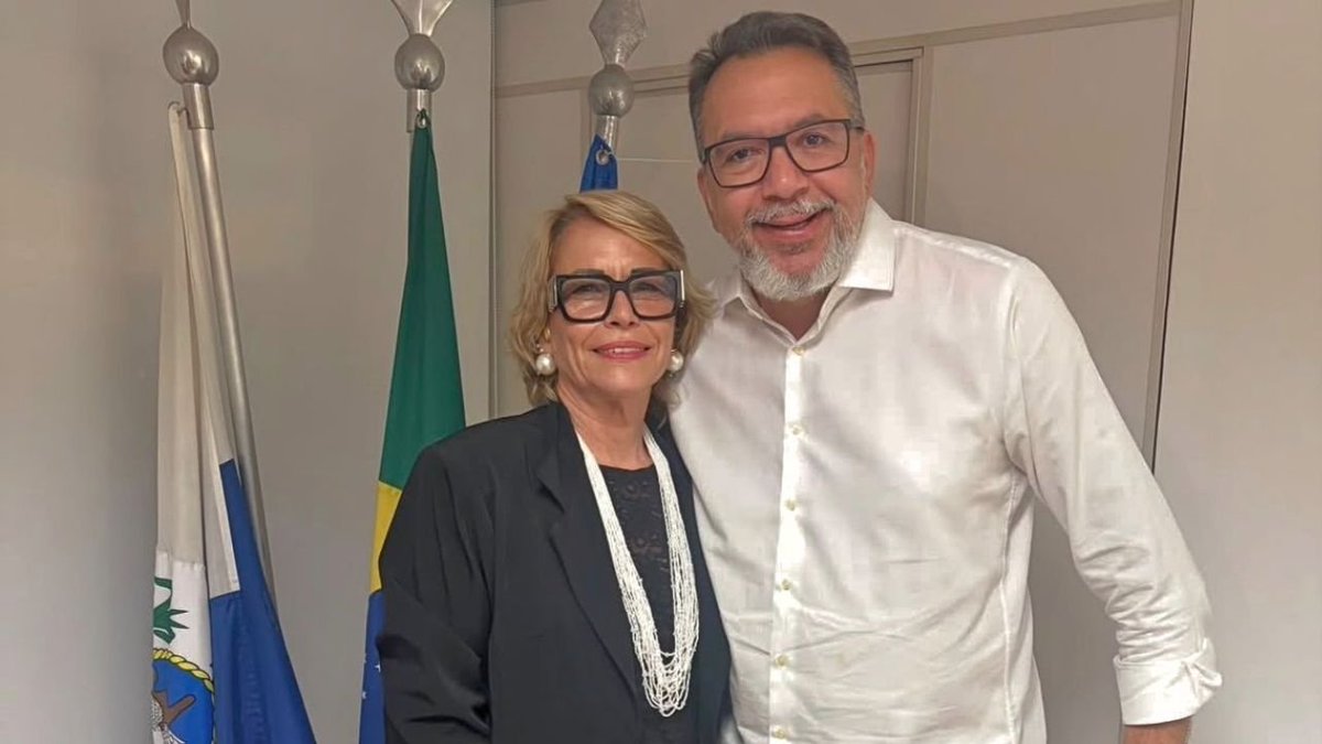 BlogdoNoblat's tweet photo. Mãe de Flávio Bolsonaro é suplente de alvo da PF. Rogéria Bolsonaro integra a chapa de Márcio Canella, ex-prefeito de Belford Roxo e pré-candidato ao Senado, alvo da 6ª fase da Operação Unha e Carne (sbtnews) https://t.co/kce6e1EJRf