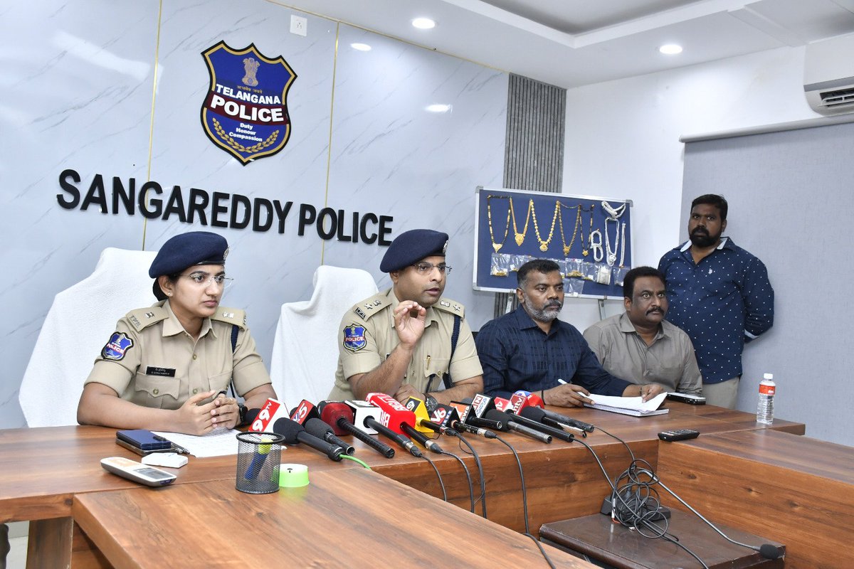 spsangareddy's tweet photo. సంగారెడ్డి జిల్లా సీసీఎస్ &amp; గుమ్మడిదల పోలీసుల సంయుక్త ఆపరేషన్‌లో 106 కేసుల్లో నిందితుడైన అలవాటు హౌస్ బ్రేకింగ్ దొంగ అరెస్ట్.

✅ 22.5 తులాల బంగారు ఆభరణాలు ✅ 60 తులాల వెండి ఆభరణాలు ✅ ₹25,000 నగదు స్వాధీనం, నిందితుడిని జ్యుడీషియల్ రిమాండ్‌కు తరలించారు. https://t.co/qSsmI7nHMI