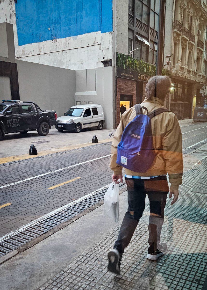 Mechiwayoflife's tweet photo. La cantidad de camisetas asomándose debajo de los abrigos a las 8 am, somos el mejor país del mundo. https://t.co/Tc2rsN682A