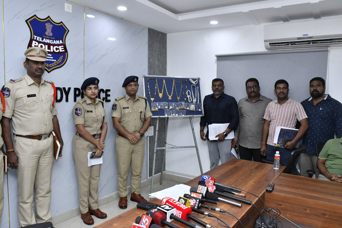 spsangareddy's tweet photo. సంగారెడ్డి జిల్లా సీసీఎస్ &amp; గుమ్మడిదల పోలీసుల సంయుక్త ఆపరేషన్‌లో 106 కేసుల్లో నిందితుడైన అలవాటు హౌస్ బ్రేకింగ్ దొంగ అరెస్ట్.

✅ 22.5 తులాల బంగారు ఆభరణాలు ✅ 60 తులాల వెండి ఆభరణాలు ✅ ₹25,000 నగదు స్వాధీనం, నిందితుడిని జ్యుడీషియల్ రిమాండ్‌కు తరలించారు. https://t.co/qSsmI7nHMI