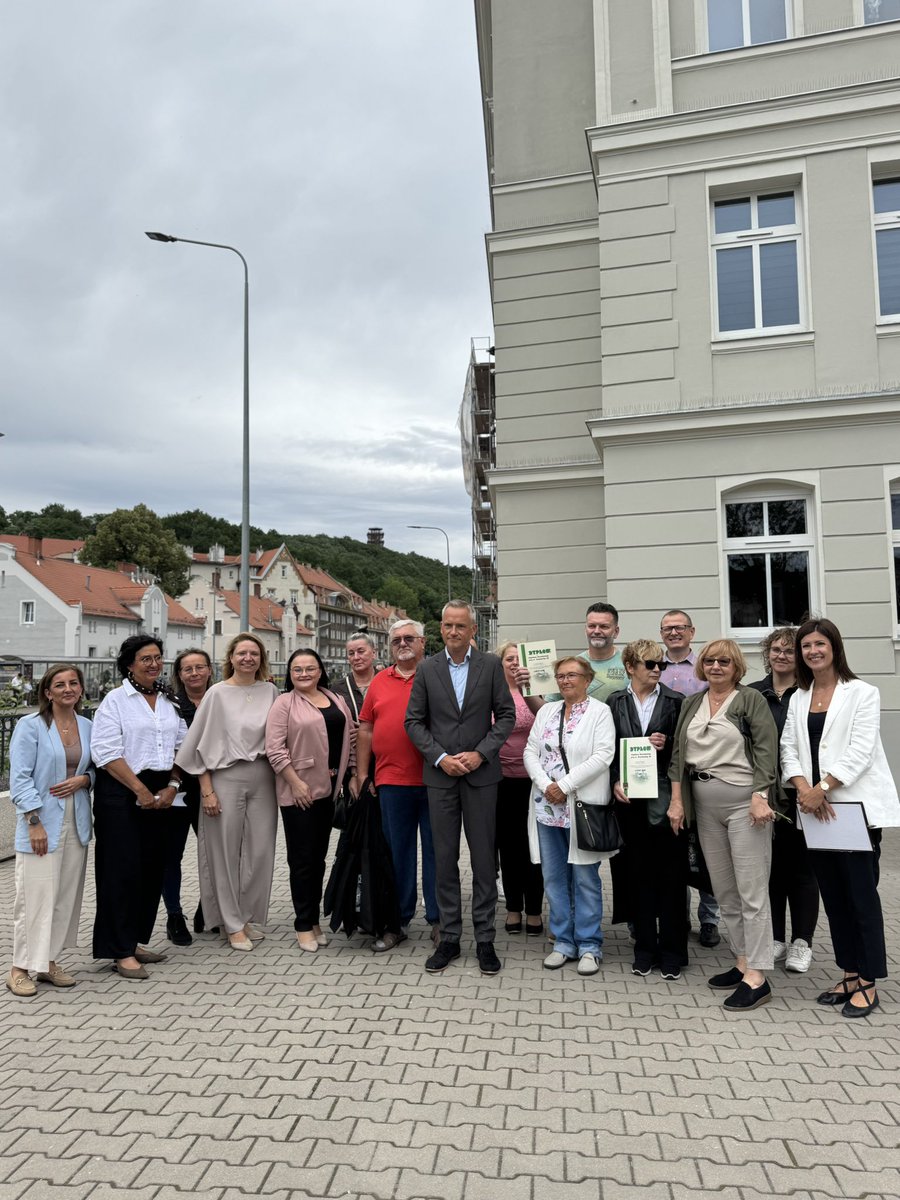 WalbrzychMM's tweet photo. 🏡 Wręczyliśmy nagrody 17. edycji konkursu #ŁadnyDom! Gratulujemy wspólnotom 15 wyremontowanych budynków, które zmieniają Wałbrzych na piękniejszy i bardziej przyjazny mieszkańcom. 👏 Efekty remontów robią ogromne wrażenie👌 💚@RomanSzelemej https://t.co/iiWyXNwVvO