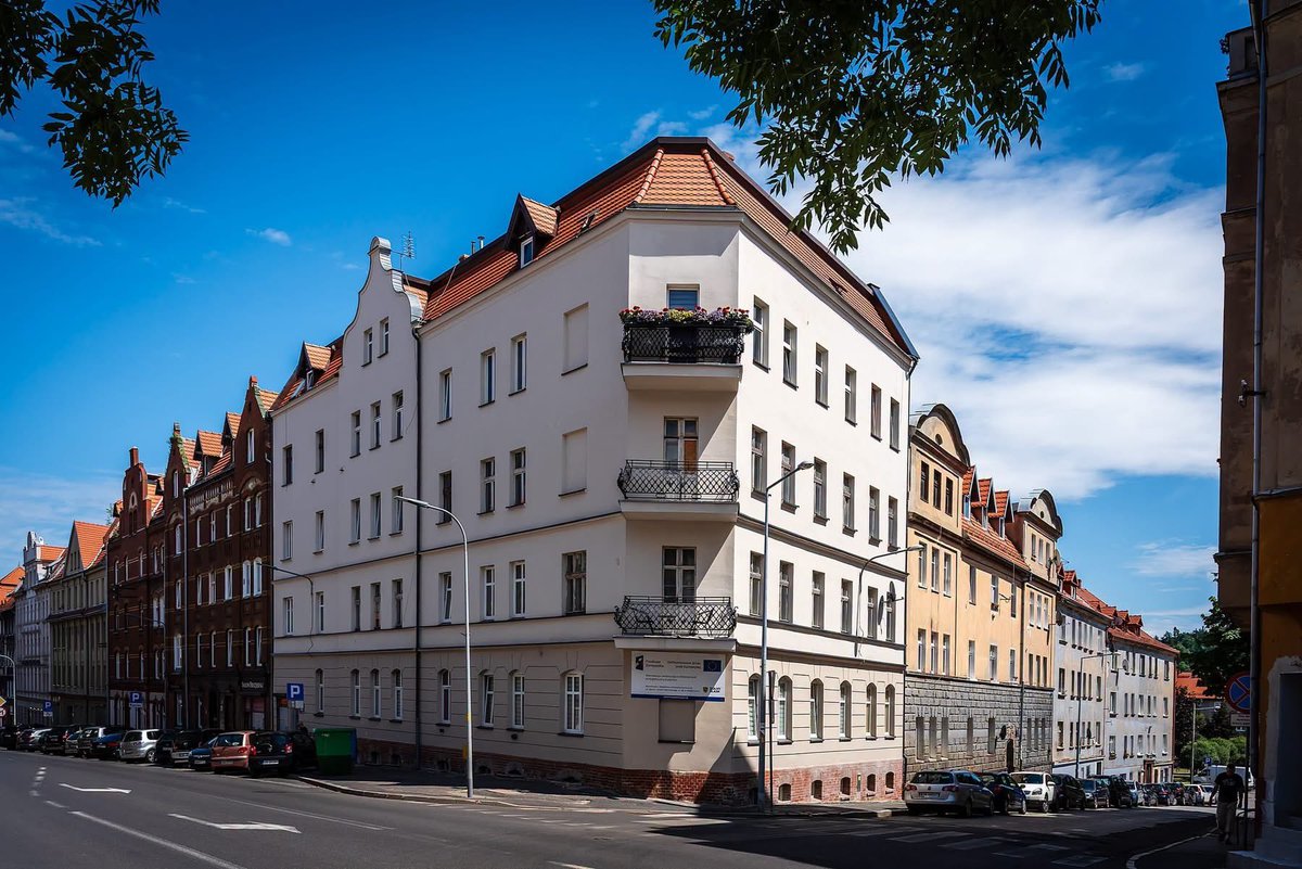WalbrzychMM's tweet photo. 🏡 Wręczyliśmy nagrody 17. edycji konkursu #ŁadnyDom! Gratulujemy wspólnotom 15 wyremontowanych budynków, które zmieniają Wałbrzych na piękniejszy i bardziej przyjazny mieszkańcom. 👏 Efekty remontów robią ogromne wrażenie👌 💚@RomanSzelemej https://t.co/iiWyXNwVvO