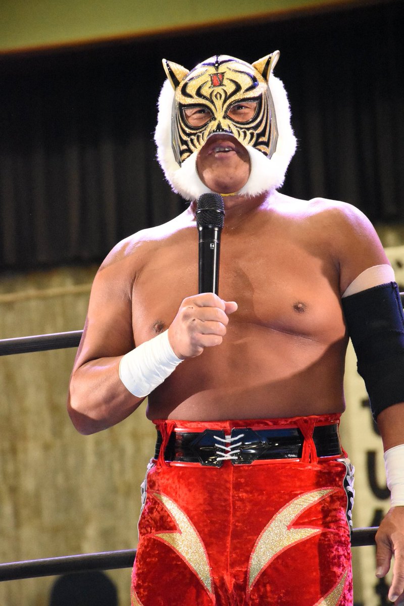 michipro_jp's tweet photo. タイガーお疲れ様でした!
引退してもちょくちょく電話ください。
この引退が壮大なドッキリだといいなと今日まで思ってました🤭
#タイガーマスク
#みちのくプロレス https://t.co/oqlKrbPh21