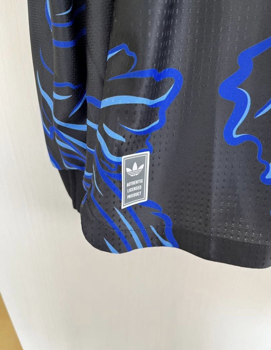 homma2football's tweet photo. フェイク品は赤丸のラベル位置が高いのも特徴、ただ本物に似せた位置にある場合があるから気をつけるんだ。
微妙な違いだから慣れないと難しいかも
#アルゼンチン代表 https://t.co/siyA14BEZW