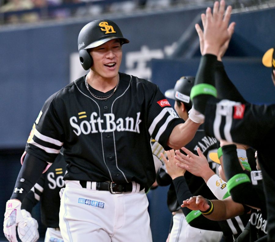 nishispo_hawks's tweet photo. 2連勝で今季最多の貯金18　

柳田悠岐選手がプロ初の代打弾で3年ぶり2桁アーチ到達

▼記事はこちらから▼ #sbhawks
https://t.co/e0UxsfeG93 https://t.co/K1r3PIZFe7