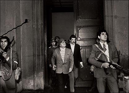 londomat's tweet photo. ¿Ignorar resultados y pedir desobediencia? El libreto es claro: quieren su salida trágica para posar de "mártir eterno", la foto de Allende saliendo den manos de carabineros, el idilio bohemio de Petro  ¡Colombia no está para más shows! https://t.co/WxMEZCLZ4Q
